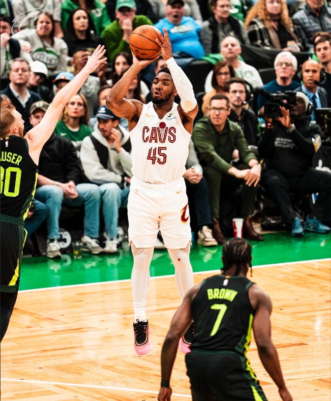 包含中国男篮完胜爵士,米切尔送出助攻的词条 包含中国男篮完胜爵士,米切尔送出助攻的词条