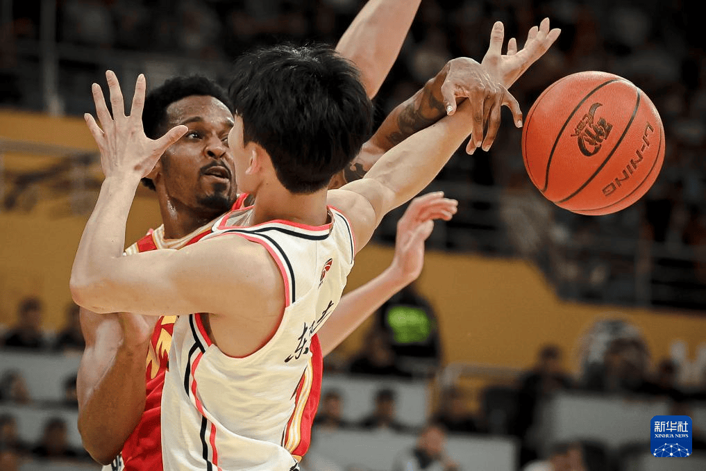 ac米兰下载-队员快速奔跑，力拼篮球胜负，观众眼睛闪闪发光的简单介绍