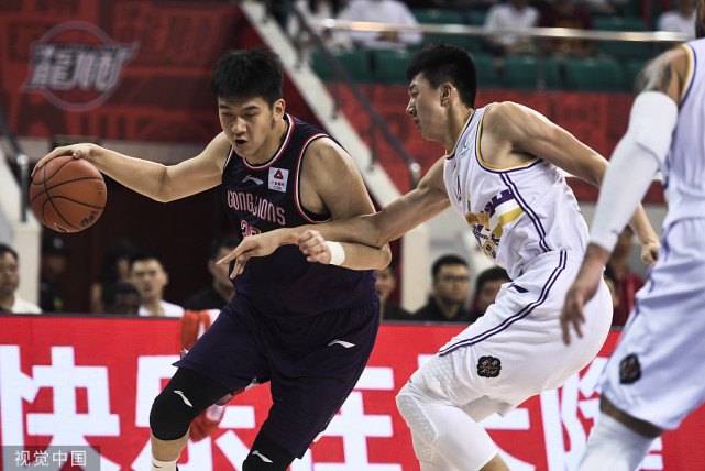 队员快速奔跑，力拼篮球胜负，观众眼睛闪闪发光的简单介绍