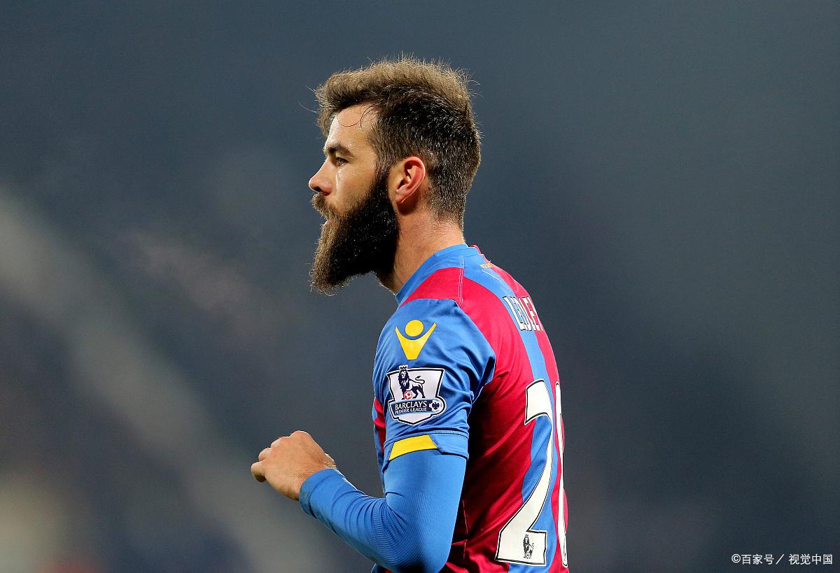 包含埃弗顿客场惊险战平水晶宫，难以分胜负的词条