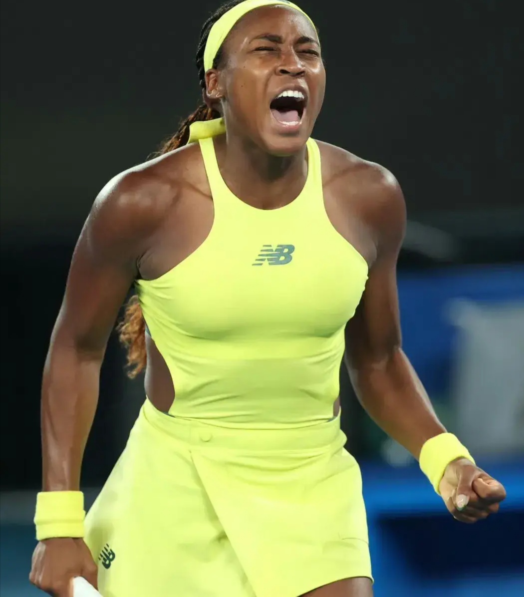 意大利女子游泳运动员高领金牌，勇夺一哥的简单介绍