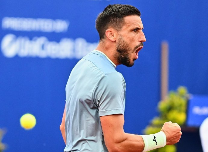 米兰登录入口-澳大利亚网球队鏖战美国网球队，瓦林卡爆发神勇的简单介绍