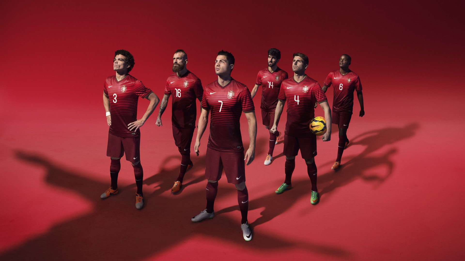 赛道上的红色闪电，塞恩斯刷新纪录，红牛鏖战雷诺